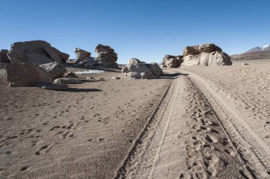 Rbol de Piedra çevresinde aşınmış jeolojik kaya oluşumları, Siloli Çölü, Bolivya