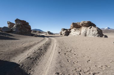 Rbol de Piedra çevresinde aşınmış jeolojik kaya oluşumları, Siloli Çölü, Bolivya