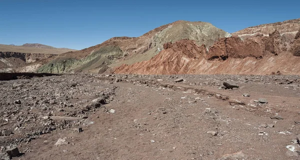 彩虹谷 瓦莱阿科里斯 在智利的阿塔卡马沙漠 多梅科山脉丰富的矿物岩石给山谷提供了不同的颜色 — 图库照片