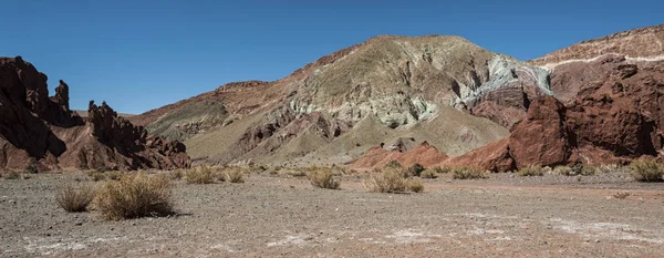 Gökkuşağı Vadisi (Valle Arcoiris), Şili'deki Atacama Çölü'nde. Domeyko dağlarının mineral zengin kayalar vadi çeşitli renkler vermek