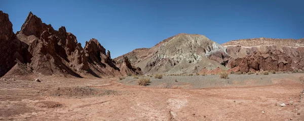 彩虹谷 瓦莱阿科里斯 在智利的阿塔卡马沙漠 多梅科山脉丰富的矿物岩石给山谷提供了不同的颜色 — 图库照片