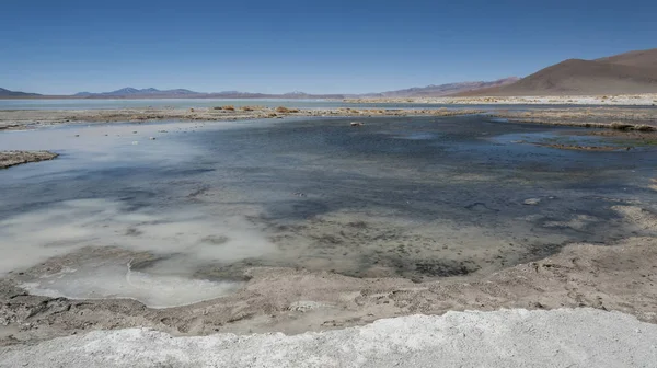 Arka planda Salar de Chalviri ile Laguna y Termas de Polques kaplıca havuzu, Salar de Uyuni, Potosi, Bolivya - Güney Amerika