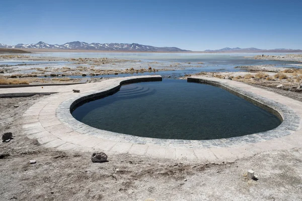 Arka planda Salar de Chalviri ile Laguna y Termas de Polques kaplıca havuzu, Salar de Uyuni, Potosi, Bolivya - Güney Amerika