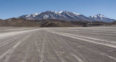 Siloli çölü altiplano unpaved Road, Reserva Eduardo Avaroa bir parçası, Bolivya - Şili sınırına yakın 4600m yükseklikte  