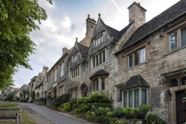 Güzel Burford köyünde, Cotswolds, Oxfordshire, İngiltere' de, The Hill'deki AntikA Cotswold romantik taş kulübeleri 