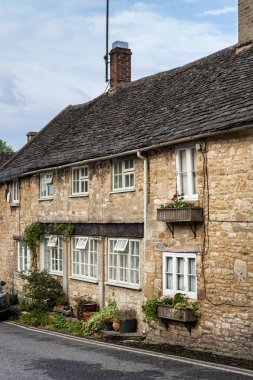 Güzel Burford köyünde, Cotswolds, Oxfordshire, İngiltere' de, The Hill'deki AntikA Cotswold romantik taş kulübeleri 