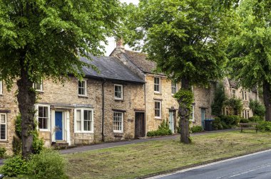 Güzel Burford köyünde, Cotswolds, Oxfordshire, İngiltere' de, The Hill'deki AntikA Cotswold romantik taş kulübeleri 