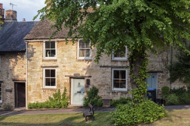 Güzel Burford köyünde, Cotswolds, Oxfordshire, İngiltere' de, The Hill'deki AntikA Cotswold romantik taş kulübeleri 