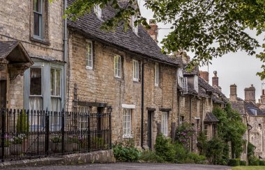 Güzel Burford köyünde, Cotswolds, Oxfordshire, İngiltere' de, The Hill'deki AntikA Cotswold romantik taş kulübeleri 
