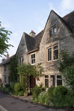 Güzel Burford köyünde, Cotswolds, Oxfordshire, İngiltere' de, The Hill'deki AntikA Cotswold romantik taş kulübeleri 
