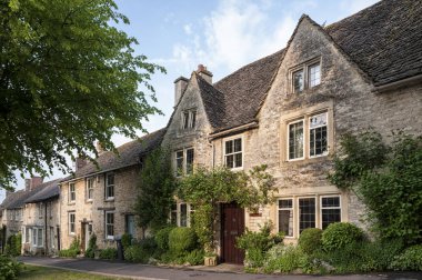 Güzel Burford köyünde, Cotswolds, Oxfordshire, İngiltere' de, The Hill'deki AntikA Cotswold romantik taş kulübeleri 