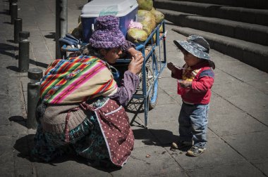 La Paz, Bolivya - 19 Ağustos 2017: La Paz 'da kimliği belirsiz kadın ve çocuklar