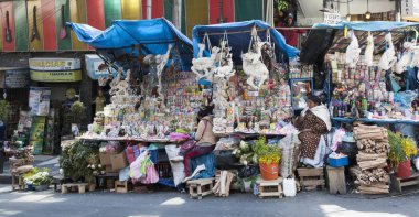 La Paz, Bolivya - 19 Ağustos 2017 : La Paz'daki Cadılar Pazarı'nda (Mercado de las Brujas) hediyelik eşya satan tanımlanamayan sokak kadını satıcı