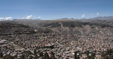 Mi Teleferico teleferik transit sisteminden La Paz panoramik hava görünümü - Bolivya