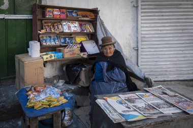 La Paz, Bolivya - 19 Ağustos 2017 : Cadılar Pazarı Mercado de las Brujas'ta gazete ve sokak tezgahında yiyecek satan kimliği belirsiz sokak kadını satıcısı) La Paz, Bolivya.