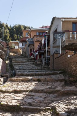 Isla del Sol caddesi, Titicaca gölü üzerinde, dünyanın en büyük yüksek irtifa gölü 3808 mt - Bolivya 