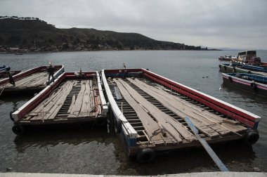 Bolivya Tiquina Boğazı'nda Titicaca Gölü kıyısında Nehir feribot - Güney Amerika