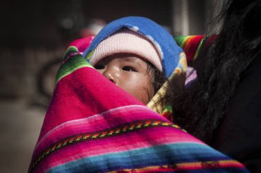 Oruro, Bolivya - 17 Ağustos 2017: Oruro - Bolivya yolu boyunca Bolivyalı çocuklar
