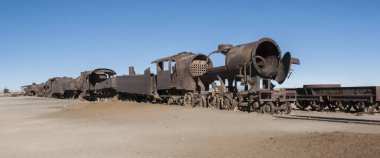 Uyuni çölünde Cementerio de Trenes de paslı eski ve terk edilmiş tren, Bolivya - Güney Amerika