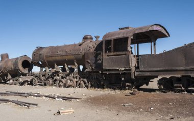 Uyuni çölünde Cementerio de Trenes de paslı eski ve terk edilmiş tren, Bolivya - Güney Amerika