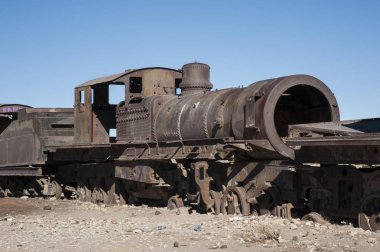 Uyuni çölünde Cementerio de Trenes de paslı eski ve terk edilmiş tren, Bolivya - Güney Amerika