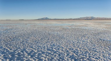 Colchani yakınlarındaki Salar de Uyuni. Dünya Unesco Dünya Mirası Listesi'ndeki en büyük tuz düzüdür - Altiplano, Bolivya