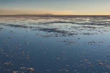 Colchani yakınlarındaki Salar de Uyuni'de gün batımı. Dünya Unesco Dünya Mirası Listesi'ndeki en büyük tuz düzüdür - Altiplano, Bolivya