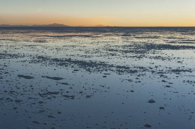 Colchani yakınlarındaki Salar de Uyuni'de gün batımı. Dünya Unesco Dünya Mirası Listesi'ndeki en büyük tuz düzüdür - Altiplano, Bolivya