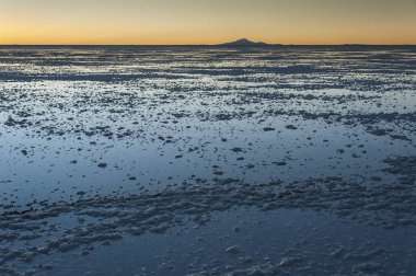 Colchani yakınlarındaki Salar de Uyuni'de gün batımı. Dünya Unesco Dünya Mirası Listesi'ndeki en büyük tuz düzüdür - Altiplano, Bolivya
