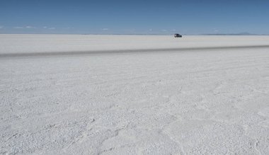 Salar de Uyuni off-road araba Dünya Unesco Dünya Mirası En büyük tuz düz - Altiplano, Bolivya