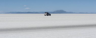 Salar de Uyuni off-road araba Dünya Unesco Dünya Mirası En büyük tuz düz - Altiplano, Bolivya