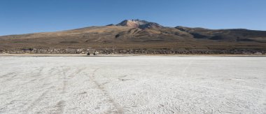 Tunupa yanardağı önünde Salar de Uyuni, Altiplano, Bolivya