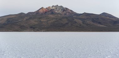 Dünyanın en büyük tuz düz, Bolivya Salar de Uyuni, gün doğumunda fotoğraflandı - Güney Amerika