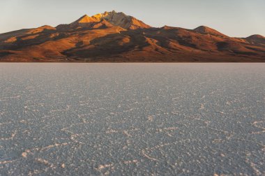 Dünyanın en büyük tuz düz, Bolivya Salar de Uyuni, gün doğumunda fotoğraflandı - Güney Amerika