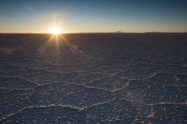 Dünyanın en büyük tuz düz, Bolivya Salar de Uyuni, gün doğumunda fotoğraflandı - Güney Amerika
