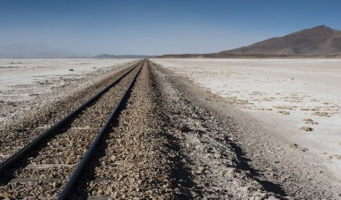Sud Lipez Altiplano Salar de Chiguana genelinde Demiryolu rayları - Ferrocarril de Antofagasta - Bolivya, Güney Amerika