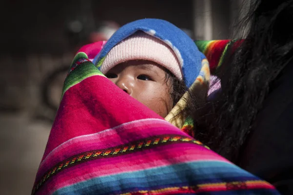 Oruro, Bolivya - 17 Ağustos 2017: Oruro - Bolivya yolu boyunca Bolivyalı çocuklar