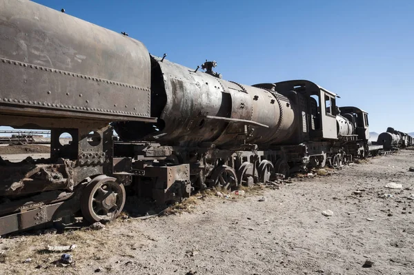 Uyuni çölünde Cementerio de Trenes de paslı eski ve terk edilmiş tren, Bolivya - Güney Amerika
