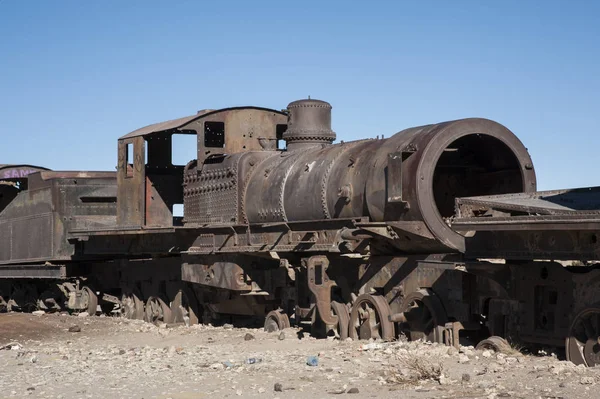 Uyuni çölünde Cementerio de Trenes de paslı eski ve terk edilmiş tren, Bolivya - Güney Amerika