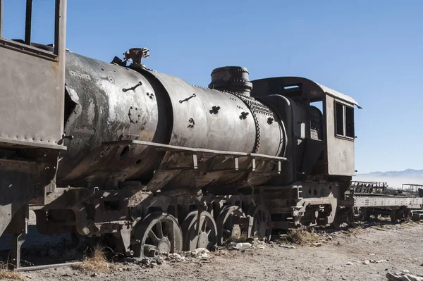 Uyuni çölünde Cementerio de Trenes de paslı eski ve terk edilmiş tren, Bolivya - Güney Amerika