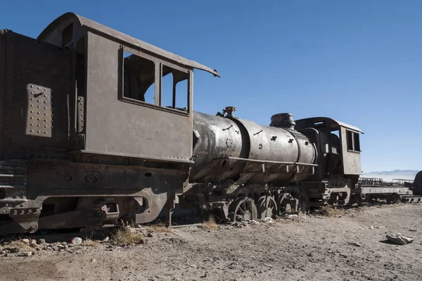 Uyuni çölünde Cementerio de Trenes de paslı eski ve terk edilmiş tren, Bolivya - Güney Amerika