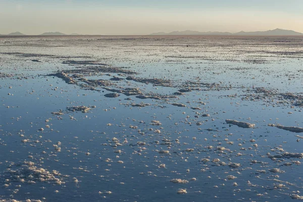 Colchani yakınlarındaki Salar de Uyuni'de gün batımı. Dünya Unesco Dünya Mirası Listesi'ndeki en büyük tuz düzüdür - Altiplano, Bolivya