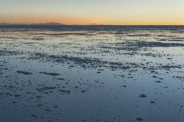 Colchani yakınlarındaki Salar de Uyuni'de gün batımı. Dünya Unesco Dünya Mirası Listesi'ndeki en büyük tuz düzüdür - Altiplano, Bolivya