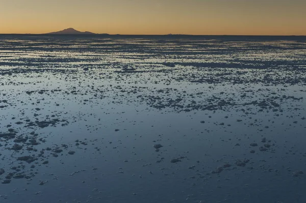 Colchani yakınlarındaki Salar de Uyuni'de gün batımı. Dünya Unesco Dünya Mirası Listesi'ndeki en büyük tuz düzüdür - Altiplano, Bolivya