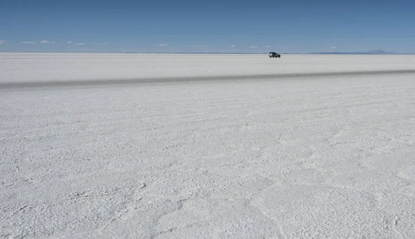 Внедорожник Салар Уюни Является Крупнейшей Соляной Равниной Объекте Всемирного Наследия — стоковое фото