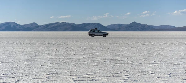 Salar de Uyuni off-road araba Dünya Unesco Dünya Mirası En büyük tuz düz - Altiplano, Bolivya