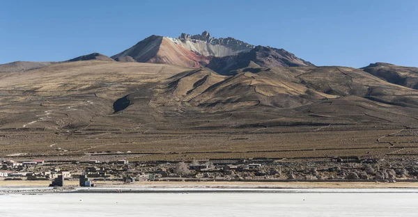 Tunupa yanardağı önünde Salar de Uyuni, Altiplano, Bolivya