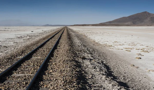 Sud Lipez Altiplano Salar de Chiguana genelinde Demiryolu rayları - Ferrocarril de Antofagasta - Bolivya, Güney Amerika