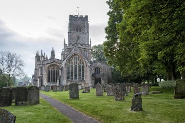 St Peter ve St Pauls Kilisesi ve Northleach kasabasında mezarları ile mezarlık, Gloucestershire, Cotswolds, İngiltere - İngiltere