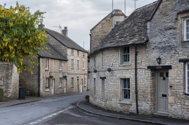 Northleach kasabasında güzel sokak, Gloucestershire, Cotswolds, İngiltere - İngiltere